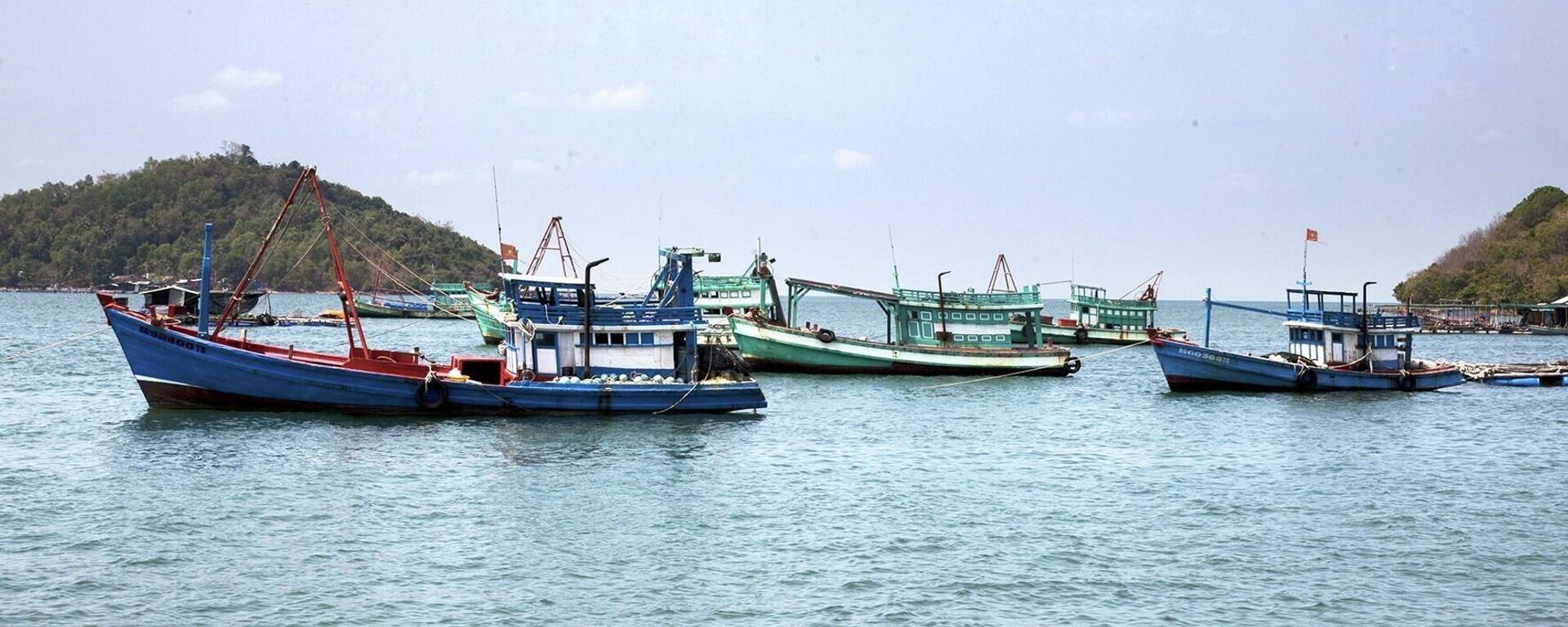 Tàu cá neo đậu trên vùng biển xã đảo Tiên Hải, thành phố Hà Tiên. - Sputnik Việt Nam, 1920, 16.09.2022