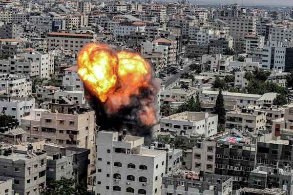 Vụ nổ từ cuộc không kích của Israel vào tòa nhà ở Thành phố Gaza. - Sputnik Việt Nam