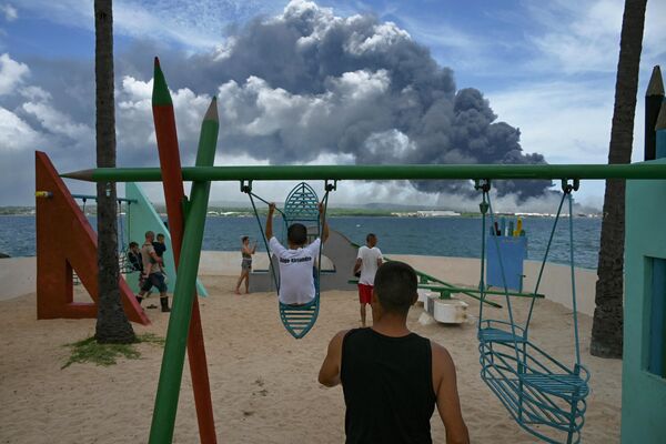 Khói đen bốc lên từ đám cháy lớn trong nhà kho ở công viên ở Matanzas, Cuba. - Sputnik Việt Nam