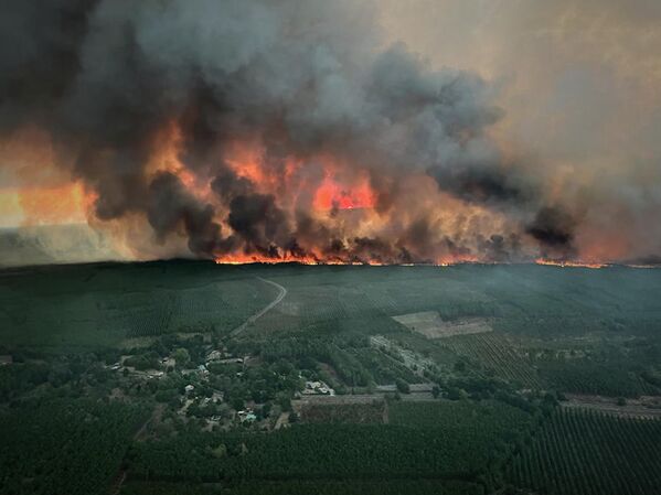 Ảnh chụp từ trên không: cảnh cháy rừng gần Saint-Magne ở tây nam nước Pháp. - Sputnik Việt Nam