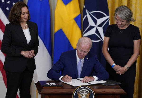 Phó Tổng thống Hoa Kỳ Kamala Harris, Tổng thống Hoa Kỳ Joe Biden và Đại sứ Thụy Điển tại Hoa Kỳ Karin Ulrika Olofsdotter (phải) ký các nghị định thư về việc Phần Lan và Thụy Điển gia nhập NATO tại Nhà Trắng ở Washington. - Sputnik Việt Nam