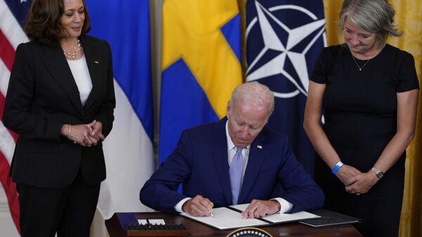 Phó Tổng thống Hoa Kỳ Kamala Harris, Tổng thống Hoa Kỳ Joe Biden và Đại sứ Thụy Điển tại Hoa Kỳ Karin Ulrika Olofsdotter (phải) ký các nghị định thư về việc Phần Lan và Thụy Điển gia nhập NATO tại Nhà Trắng ở Washington. - Sputnik Việt Nam