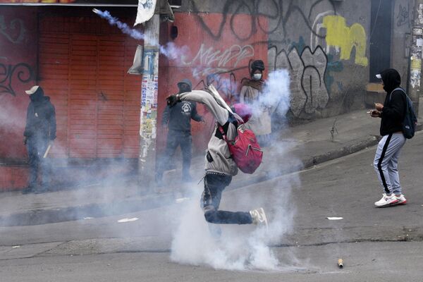 Người đàn ông ném ống đựng hơi cay trong cuộc đụng độ với cảnh sát ở La Paz, Bolivia. - Sputnik Việt Nam