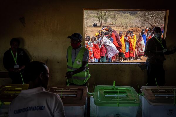 Người Maasai xếp hàng bỏ phiếu tại một điểm bỏ phiếu ở trường tiểu học Niserian ở quận Kajiado, Kenya. - Sputnik Việt Nam