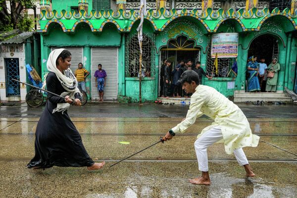Cô gái Hồi giáo tham gia cuộc chiến giả trong lễ rước Muharram ở Kolkata, Ấn Độ. - Sputnik Việt Nam