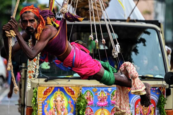 Người Hindu Tamil treo trên móc khi tham gia lễ hội Vel của người Hindu ở Colombo. - Sputnik Việt Nam