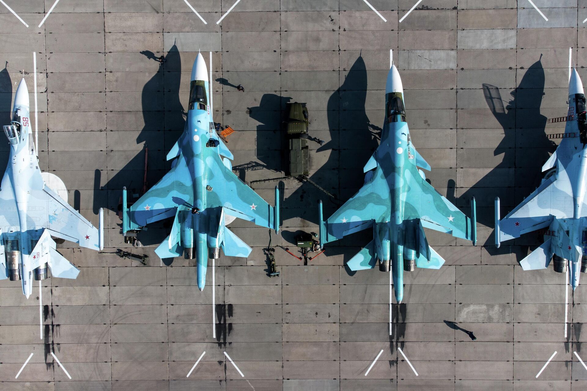 Máy bay ném bom Su-24, máy bay chiến đấu đa năng Su-30SM và máy bay chiến đấu-ném bom Su-34 tại cuộc thi Aviadarts-2021 ở vùng Krasnodar - Sputnik Việt Nam, 1920, 02.12.2023