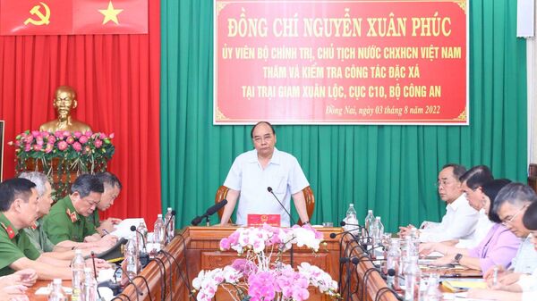 Chủ tịch nước Nguyễn Xuân Phúc kiểm tra công tác đặc xá tại trại giam Xuân Lộc - Sputnik Việt Nam