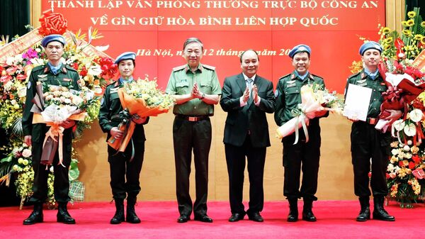 Chủ tịch nước Nguyễn Xuân Phúc rao Quyết định cho sĩ quan đi thực hiện gìn giữ hoà bình Liên Hợp Quốc - Sputnik Việt Nam