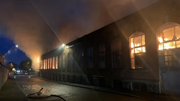 Tại địa điểm xảy ra hỏa hoạn ở Oldham, Manchester - Sputnik Việt Nam