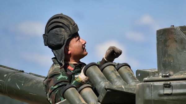 Một quân nhân của đội tuyển Việt Nam đang thử vũ khí của xe tăng T-72B3 tại bãi tập quân sự Alabino, tỉnh Matxcơva - Sputnik Việt Nam