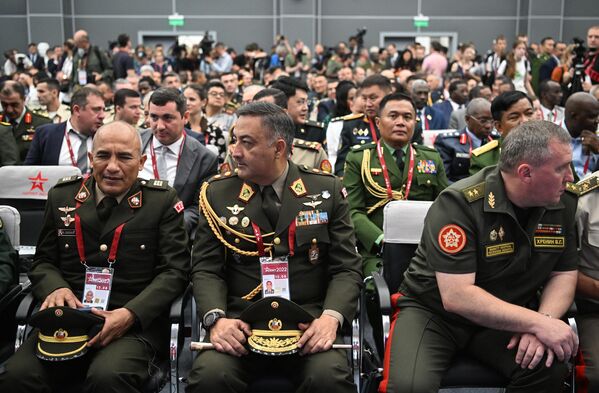 Các thành viên dự phiên toàn thể của Diễn đàn Kỹ thuật-Quân sự Quốc tế «Army-2022» tại Trung tâm Triển lãm-Hội nghị «Patriot». Ở giữa: Đại tướng Peru Mario Eduardo La Torre Gálvez. - Sputnik Việt Nam
