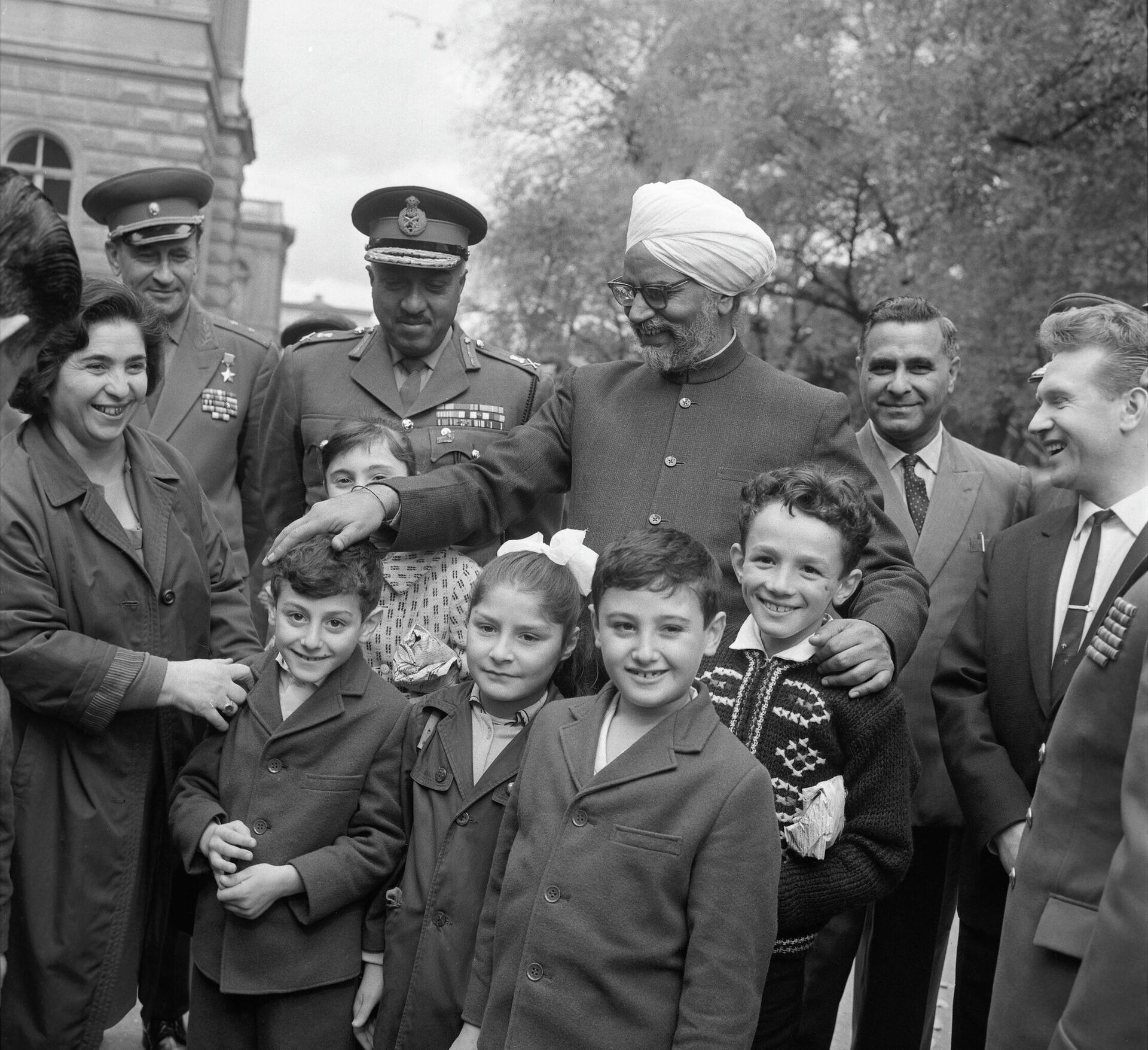 Bộ trưởng Quốc phòng Ấn Độ Swaran Singh với các học sinh Liên Xô trong chuyến thăm Moskva tháng 10 năm 1969 - Sputnik Việt Nam, 1920, 15.08.2022