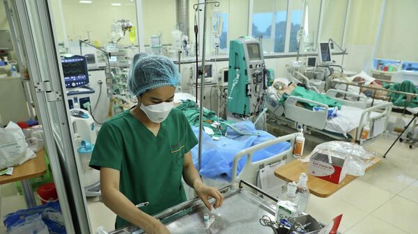 Nhân viên y tế chăm sóc, điều trị cho bệnh nhân COVID-19 nặng tại Khoa Hồi sức tích cực (Bệnh viện Bệnh Nhiệt đới Trung ương). - Sputnik Việt Nam