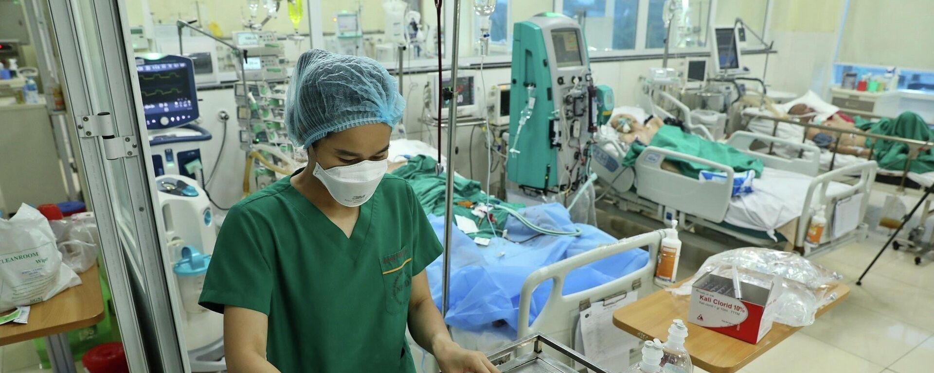 Nhân viên y tế chăm sóc, điều trị cho bệnh nhân COVID-19 nặng tại Khoa Hồi sức tích cực (Bệnh viện Bệnh Nhiệt đới Trung ương). - Sputnik Việt Nam, 1920, 03.10.2022
