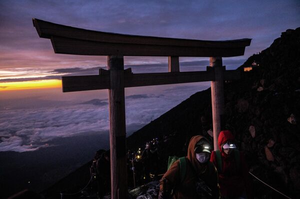 Khách du lịch và người dân Nhật Bản leo lên núi Phú Sĩ. - Sputnik Việt Nam