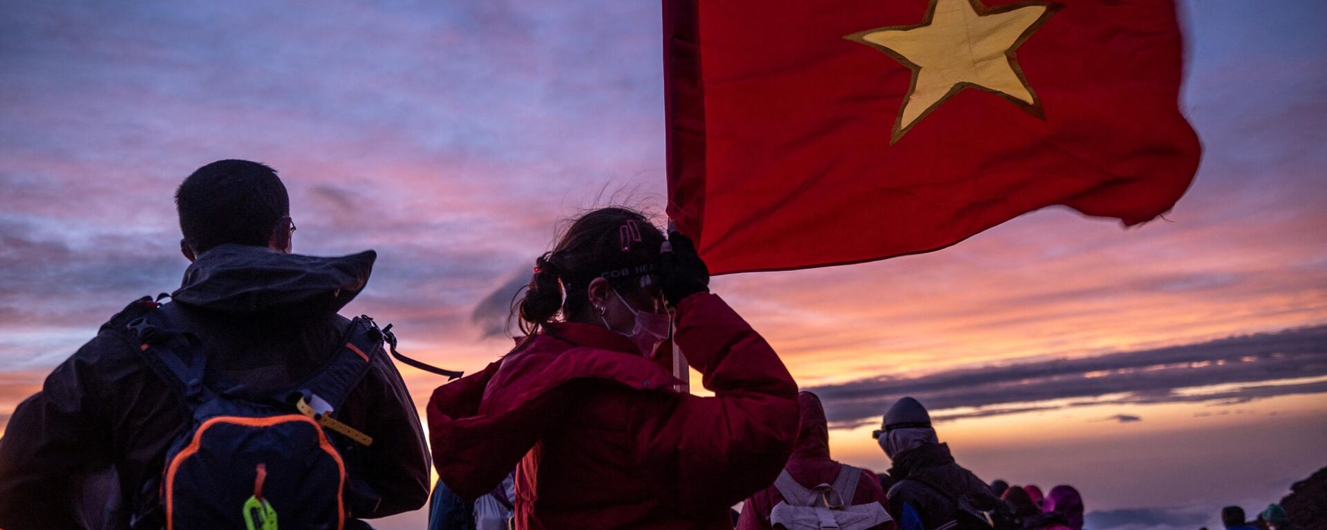 Du khách cầm cờ Việt Nam khi mọi người ngắm bình minh từ đỉnh núi Phú Sĩ. - Sputnik Việt Nam, 1920, 16.08.2022