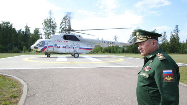 Bộ trưởng Quốc phòng Nga Sergei Shoigu chào trực thăng của Tổng thống Nga Vladimir Putin trước lễ khai mạc Diễn đàn Kỹ thuật-Quân sự Quốc tế Army-2022 và Đại hội Thể thao Quân đội Quốc tế-2022 tại công viên quân sự-yêu nước Patriot ở Kubinka, ngoại ô Moscow. - Sputnik Việt Nam