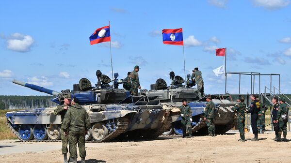 Các quân nhân của đội tuyển Lào đang thử vũ khí tại khu huấn luyện quân sự Alabino ở tỉnh Matxcova. - Sputnik Việt Nam