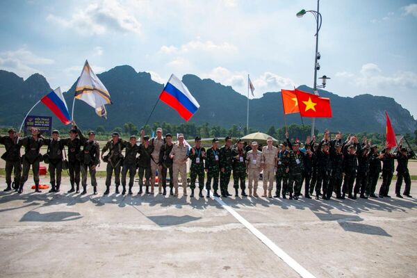 Theo kết quả bốc thăm đội Việt Nam và đội Nga chạy đua cùng nhau. - Sputnik Việt Nam