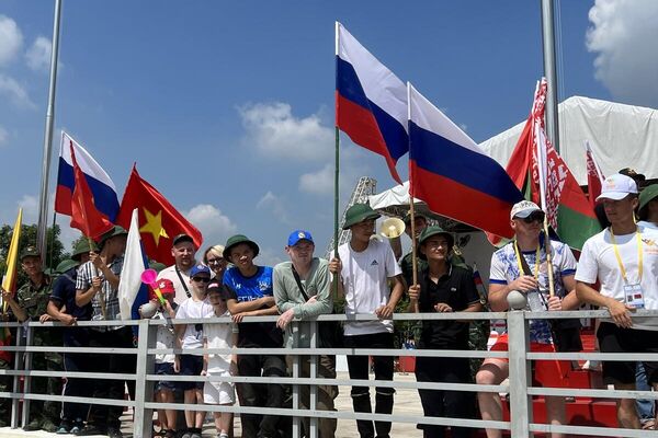 Khán giả theo dõi và cổ vũ cuộc thi quốc tế «Vùng tai nạn» thuộc «Army Games-2022». - Sputnik Việt Nam