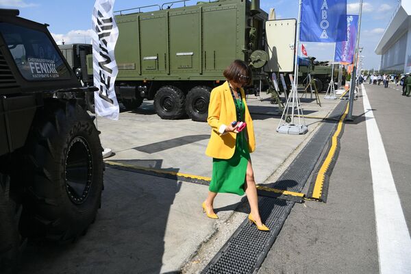 Vị khách nữ thăm Triển lãm trong khuôn khổ Diễn đàn Kỹ thuật-Quân sự Quốc tế «Army-2022». - Sputnik Việt Nam