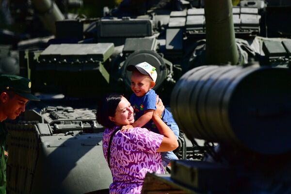 Người phụ nữ với em nhỏ tại Diễn đàn Kỹ thuật-Quân sự Quốc tế «Army-2022» trên địa bàn Trung tâm Triển lãm-Hội nghị «Patriot». - Sputnik Việt Nam