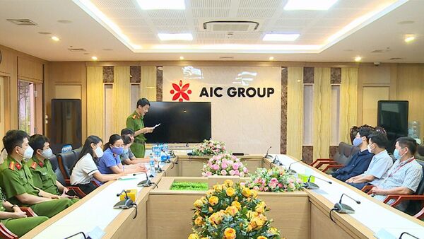 Cảnh sát đọc lệnh khám xét trụ sở AIC, ngày 29/4. - Sputnik Việt Nam