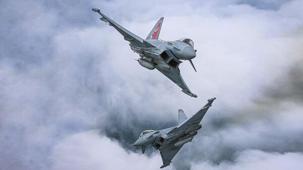 Một cặp tàu Eurofighter Typhoons của Không quân Hoàng gia Anh - Sputnik Việt Nam