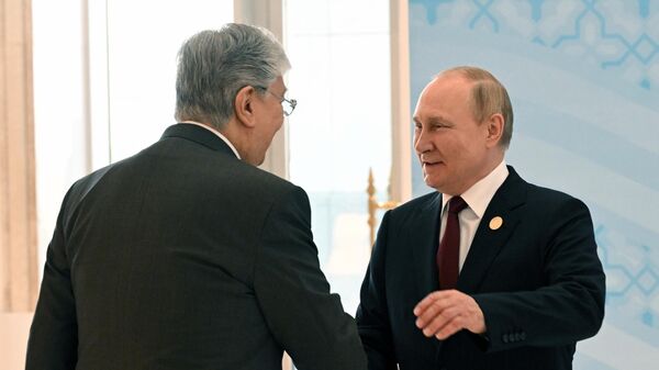 Tổng thống Nga Vladimir Putin và Tổng thống Kazakhstan Kassym-Jomart Tokayev - Sputnik Việt Nam