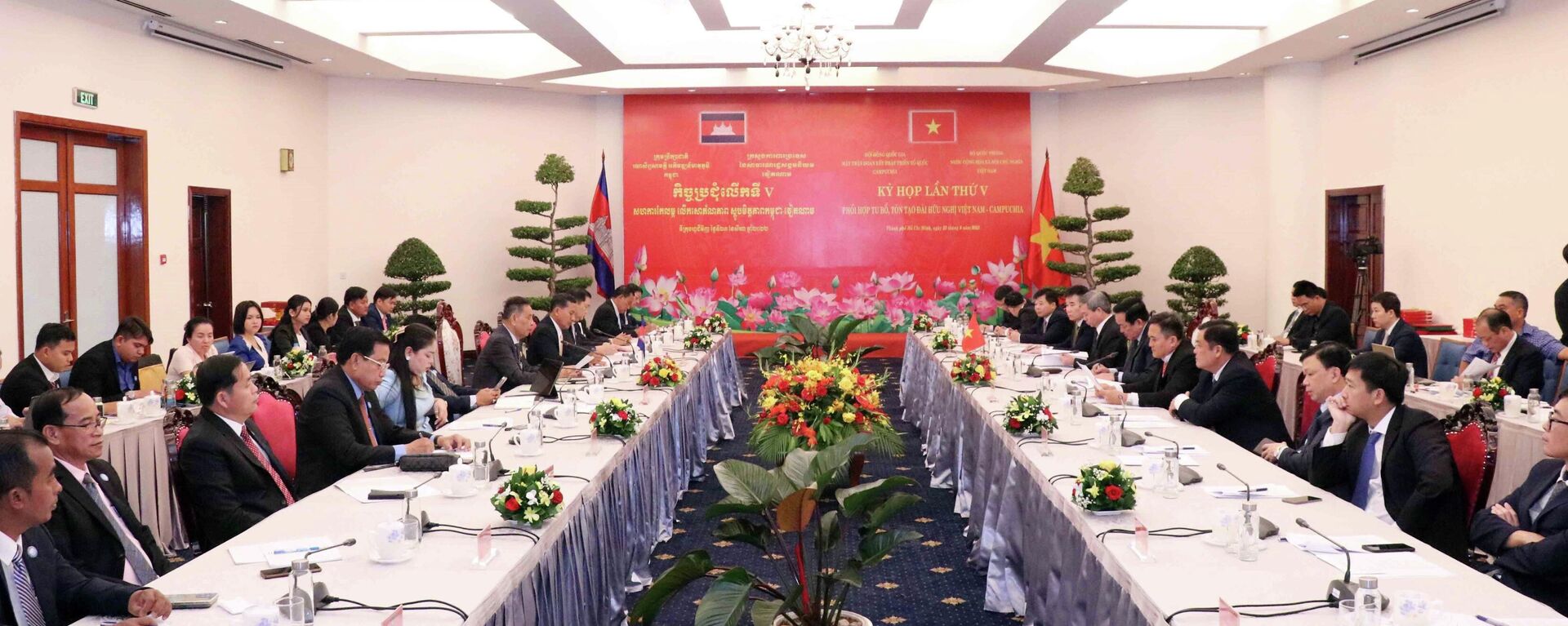 Kỳ họp lần thứ V giữa Bộ Quốc phòng Việt Nam với Hội đồng Quốc gia Mặt trận Đoàn kết phát triển Tổ quốc Campuchia - Sputnik Việt Nam, 1920, 23.08.2022