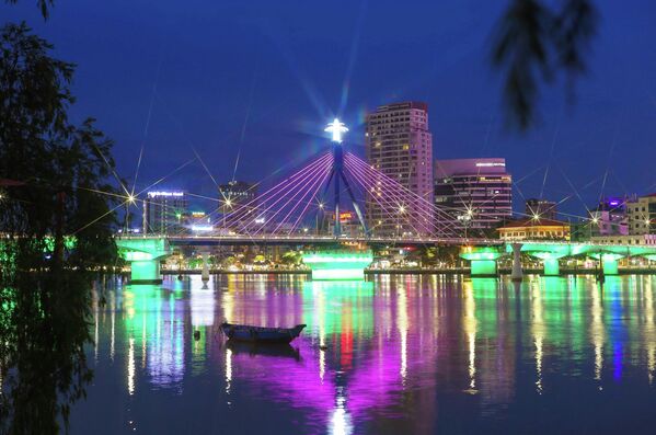Cầu sông Hàn lung linh về đêm tạo điểm nhấn cho thành phố Đà Nẵng. - Sputnik Việt Nam