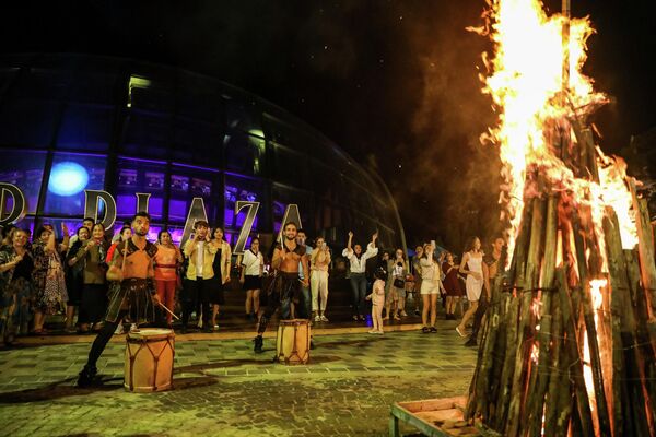 Các vũ công trình diễn nghệ thuật phục vụ du khách vào ban đêm tại khu du lịch Ba Na Hills. - Sputnik Việt Nam