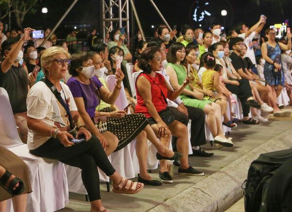 Du khách trong nước và quốc tế thưởng thức các hoạt động về đêm tại Đà Nẵng. - Sputnik Việt Nam