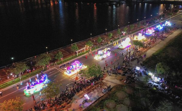 Lễ hội Carnival đường phố Sun Fest được tổ chức để phục vụ người dân, du khách về đêm. - Sputnik Việt Nam