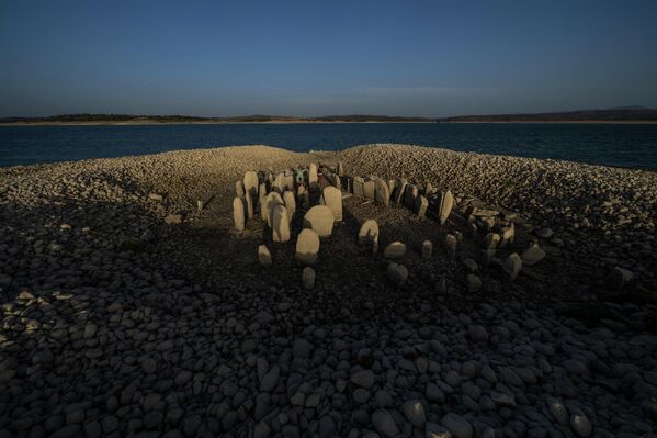Các mộ đá Guadalperal nổi lên từ dưới nước do hạn hán ở Tây Ban Nha. - Sputnik Việt Nam