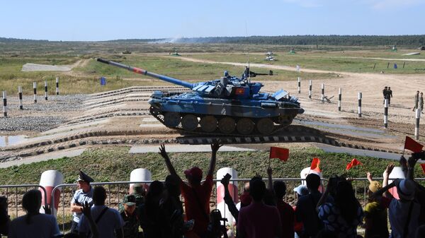 Xe tăng T-72B3 của quân đội Việt Nam trong trận bán kết của cuộc thi đua xe tăng trong khuôn khổ cuộc thi Tank Biathlon 2022 tại khu huấn luyện quân sự Alabino ở tỉnh Matxcơva. - Sputnik Việt Nam