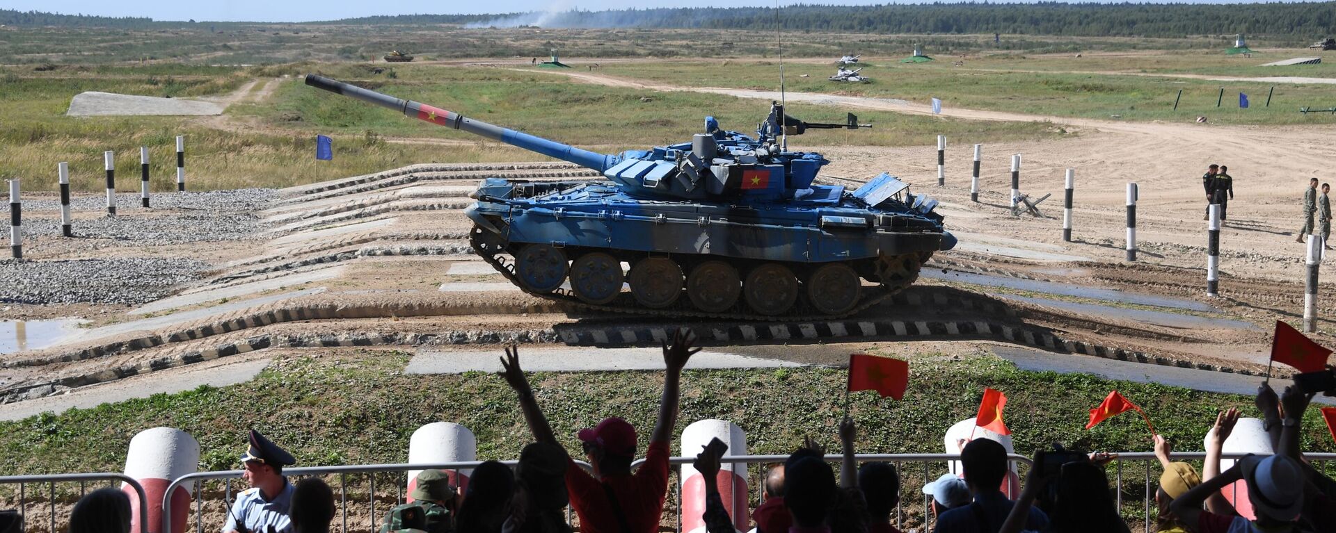 Xe tăng T-72B3 của quân đội Việt Nam trong trận bán kết của cuộc thi đua xe tăng trong khuôn khổ cuộc thi Tank Biathlon 2022 tại khu huấn luyện quân sự Alabino ở tỉnh Matxcơva. - Sputnik Việt Nam, 1920, 24.08.2022