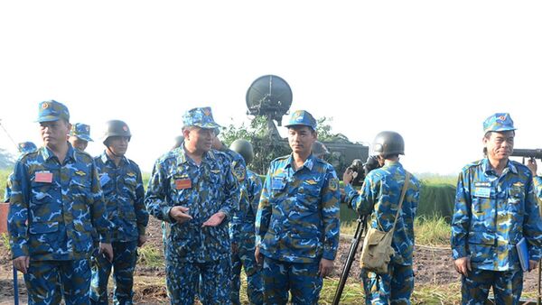 Thiếu tướng Nguyễn Văn Hiền kiểm tra thực hành chuyển cấp tại Đại đội 4, Trung đoàn 230, Sư đoàn 367. - Sputnik Việt Nam