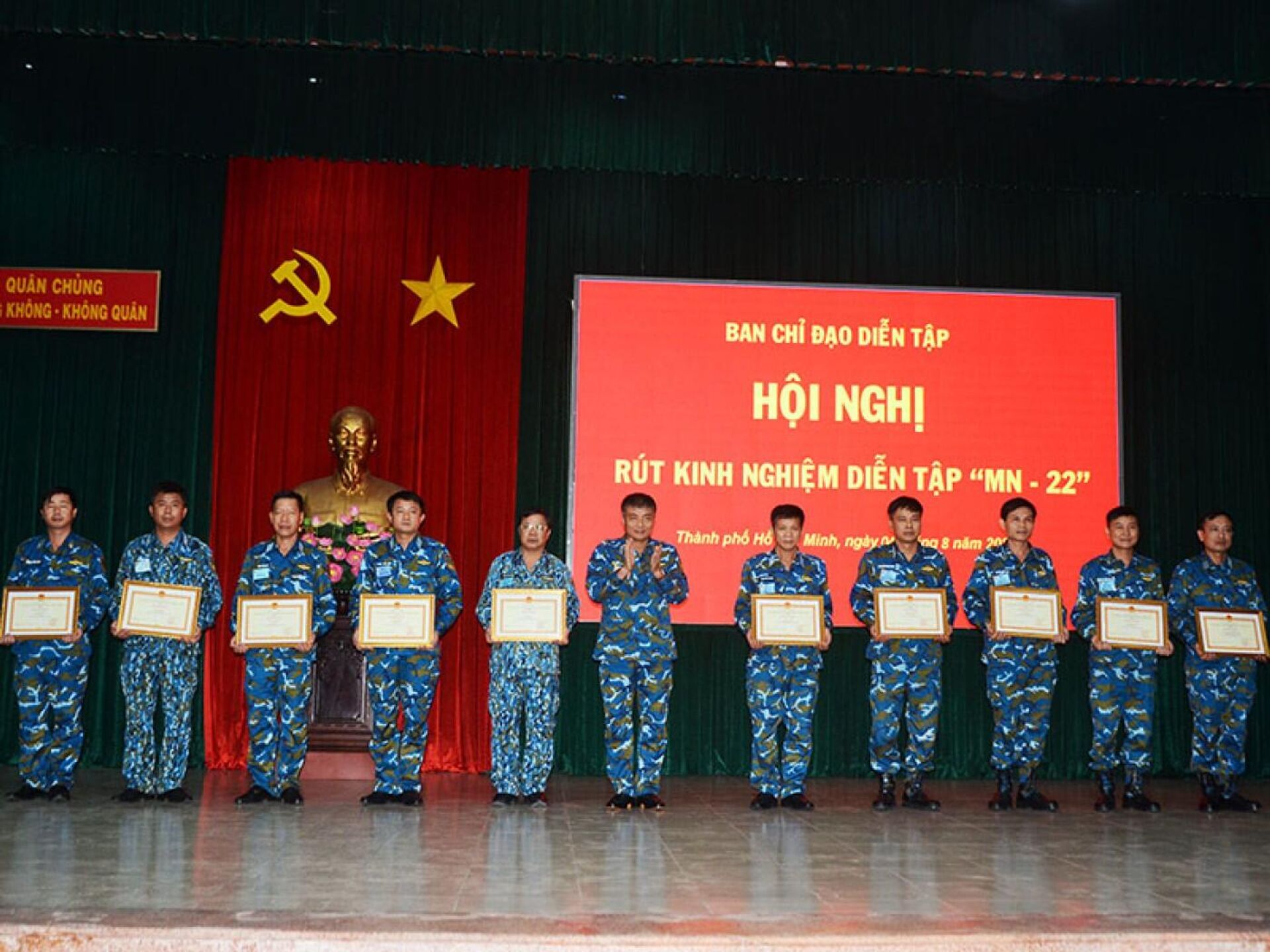 Đồng chí Phó Tư lệnh kiêm Tham mưu trưởng Quân chủng trao thưởng cho các tập thể có thành tích xuất sắc trong Diễn tập. - Sputnik Việt Nam, 1920, 24.08.2022