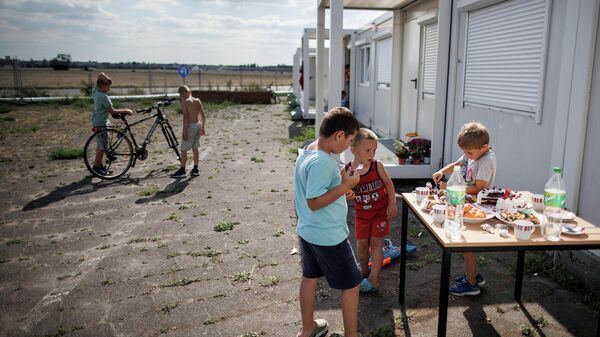 Trẻ em trong trại tại sân bay Tempelhof cũ ở Berlin, nơi những người tị nạn từ Ukraina sinh sống - Sputnik Việt Nam