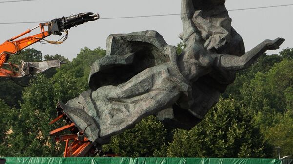 Phá dỡ tượng đài những người giải phóng Riga - Sputnik Việt Nam