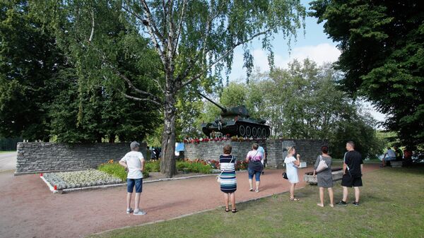 Người dân gần tượng đài xe tăng T-34 ở thành phố Narva - Sputnik Việt Nam