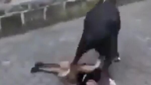 Video lan truyền: bò tót giày nát một người đàn ông trước sự chứng kiến của khán giả - Sputnik Việt Nam