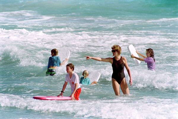 Công nương xứ Wales Diana tắm cùng trẻ em. - Sputnik Việt Nam