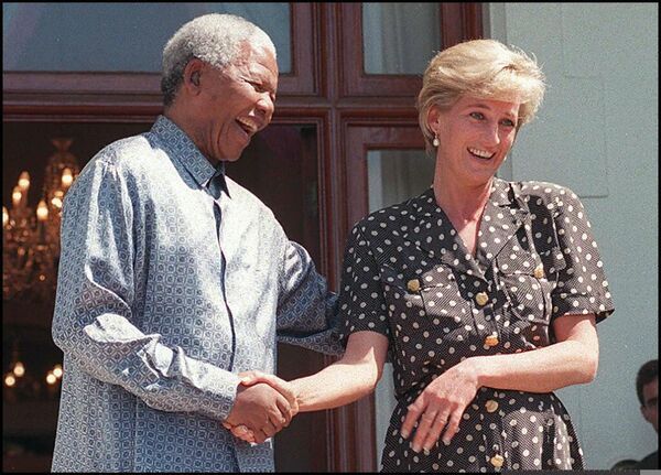 Công nương xứ Wales Diana trong cuộc gặp với Nelson Mandela ở Cape Town. - Sputnik Việt Nam