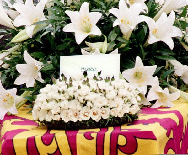 Hoa và dòng chữ trên quan tài của Công nương Diana trong tang lễ ở London. - Sputnik Việt Nam