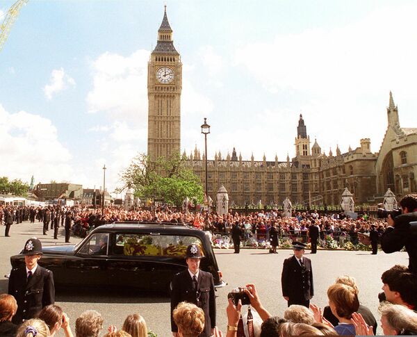 Xe tang với thi hài Công nương xứ Wales Diana tại Quảng trường Quốc hội ở Anh. - Sputnik Việt Nam