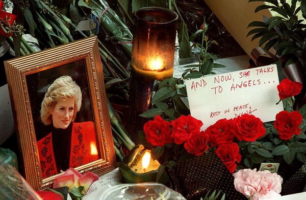 Những ngọn nến tưởng nhớ Công nương Diana đặt dưới bức chân dung của bà ở Washington. - Sputnik Việt Nam
