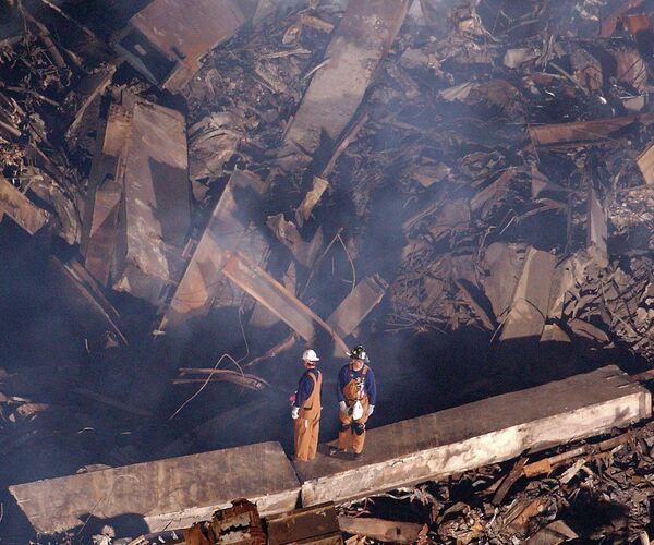Những người công nhân bên đống đổ nát sau vụ tấn công khủng bố vào Trung tâm Thương mại Thế giới ở Mỹ. - Sputnik Việt Nam